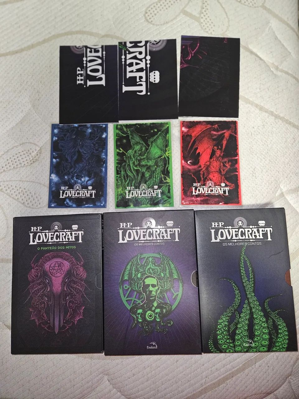 H.P. Lovecraft 3 Box com 9 Livros + 3 Posters + 3 Cards