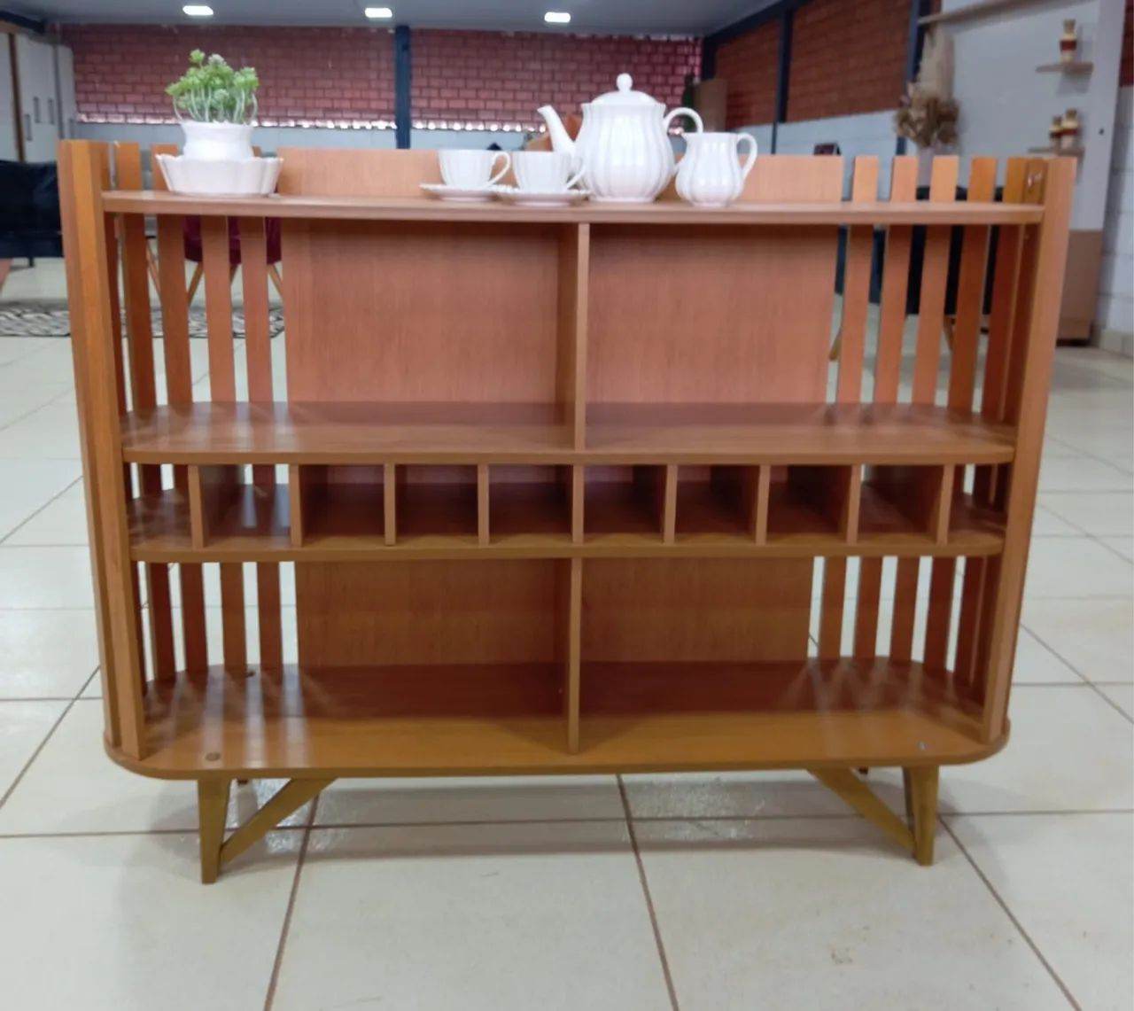 Mesa em MDF cadeiras em madeira tecido linho  - Foto 4