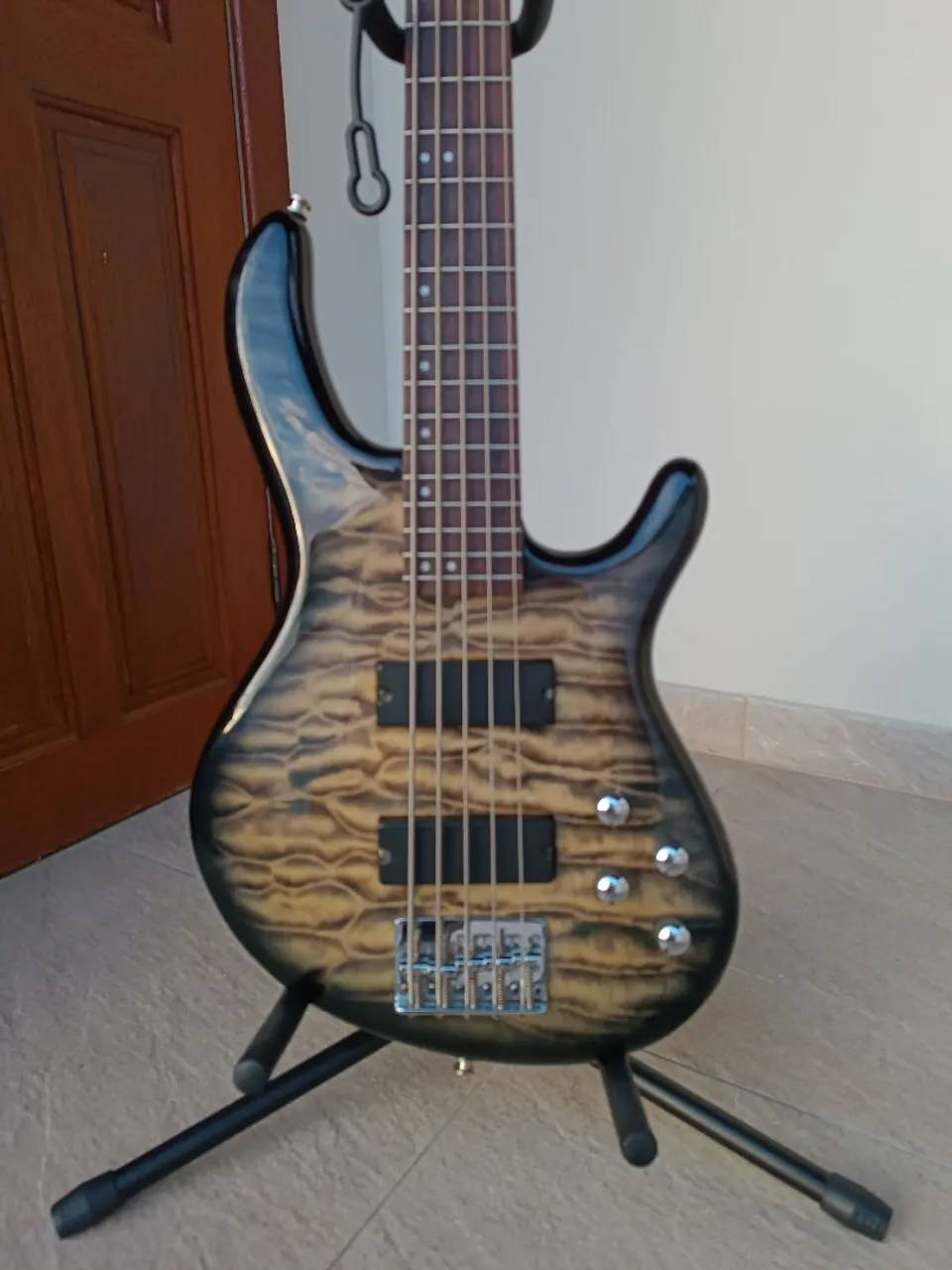 Baixo cort action DLX 5 cordas ativo e passivo