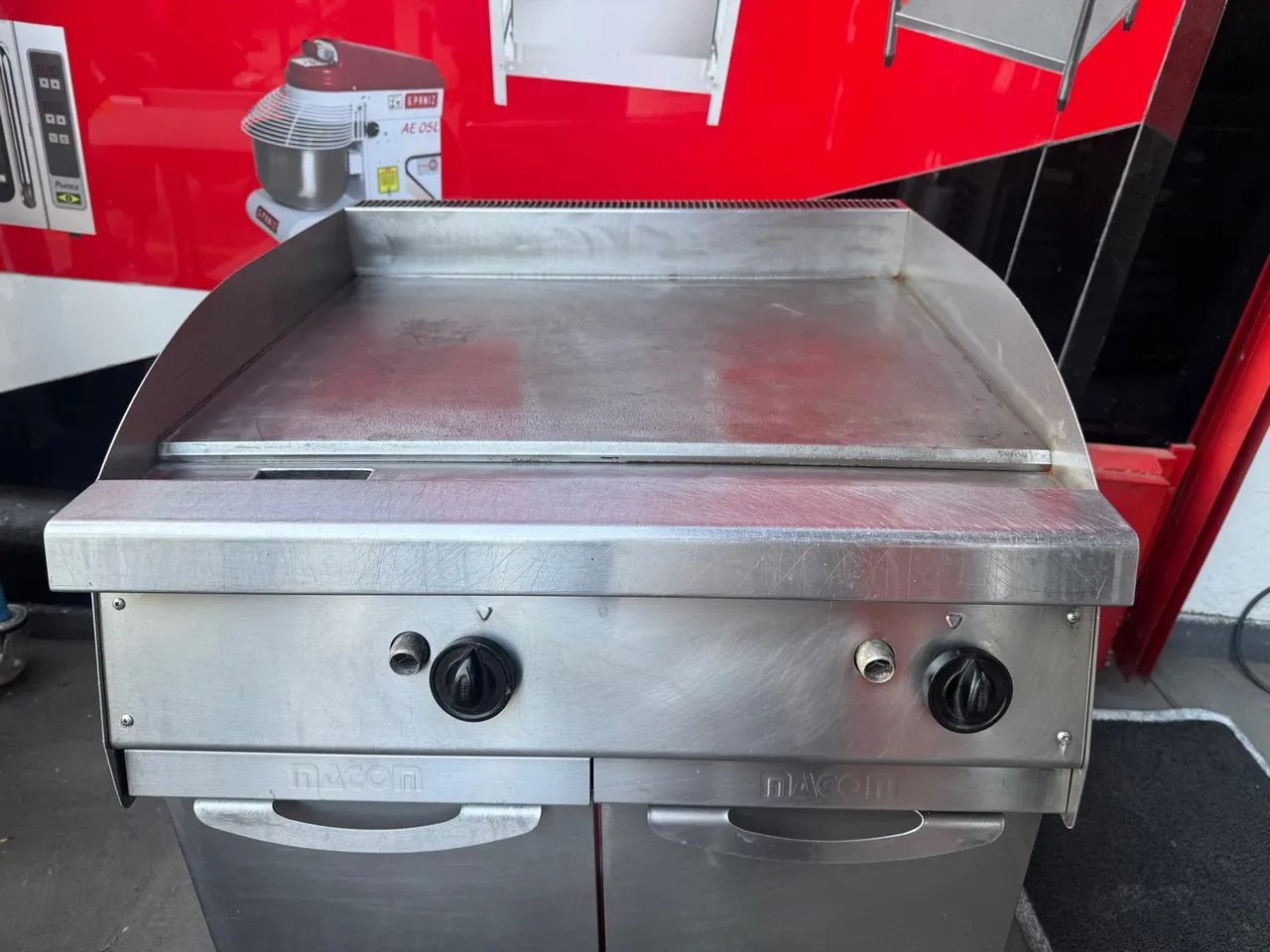 VENDO UMA CHAPA A GÁS MACOM COM A BASE - Foto 4