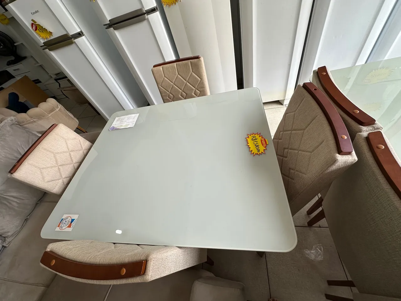 Mesa de jantar com tampo de vidro