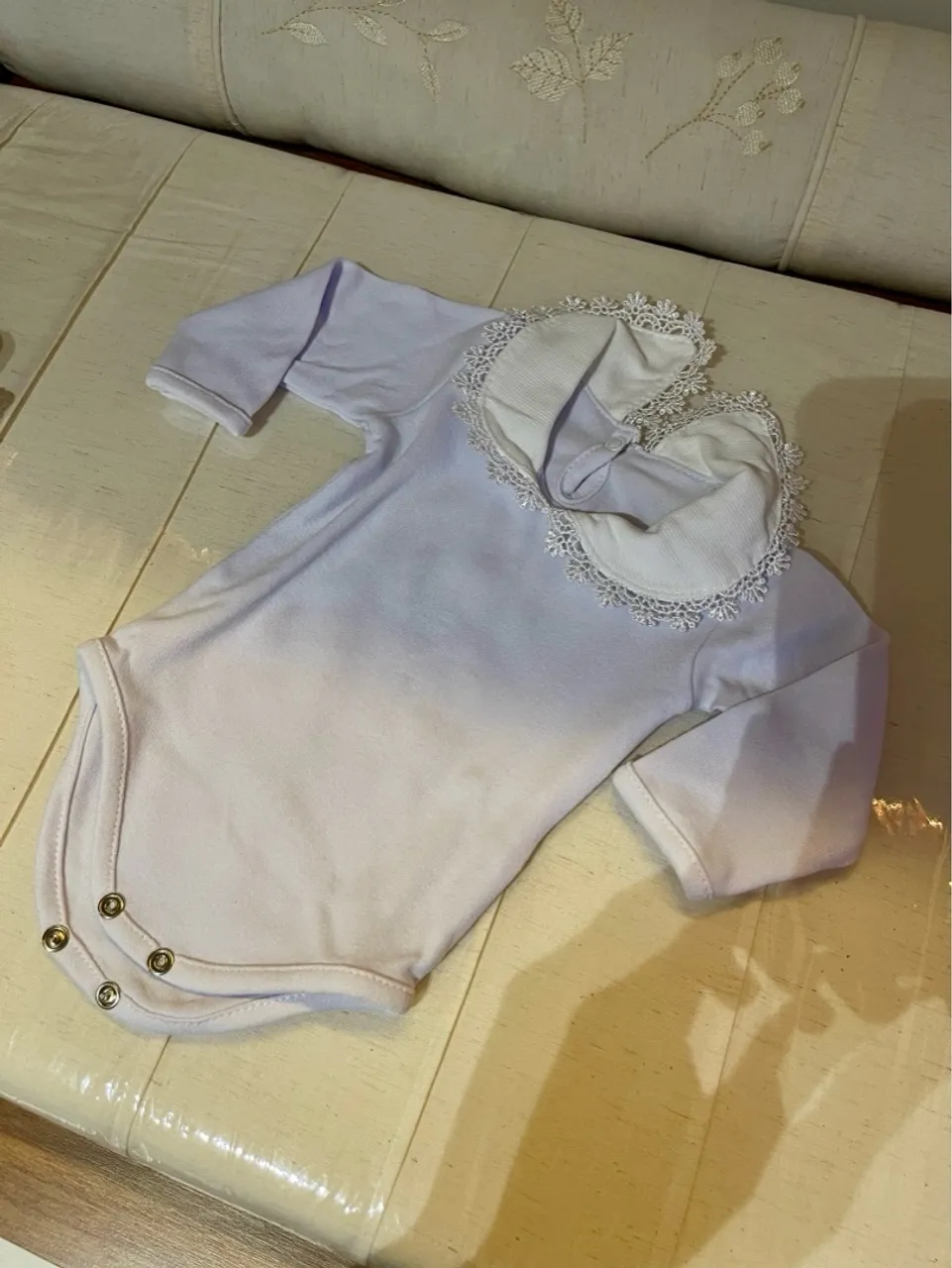 Kit 02 Bodies Menina Branco com Gola Rendada Delicada
