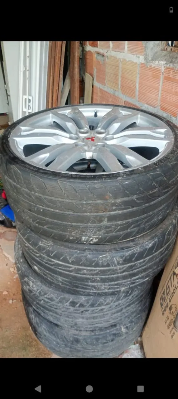 Rodas com pneus Mitsubishi