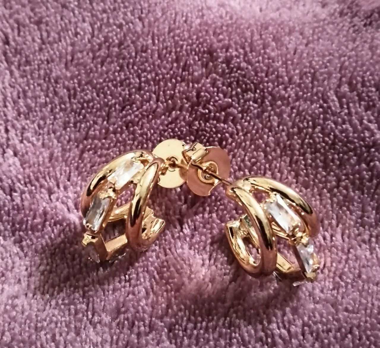 Brincos folheados em ouro com detalhes em Cristal!!! - Foto 3