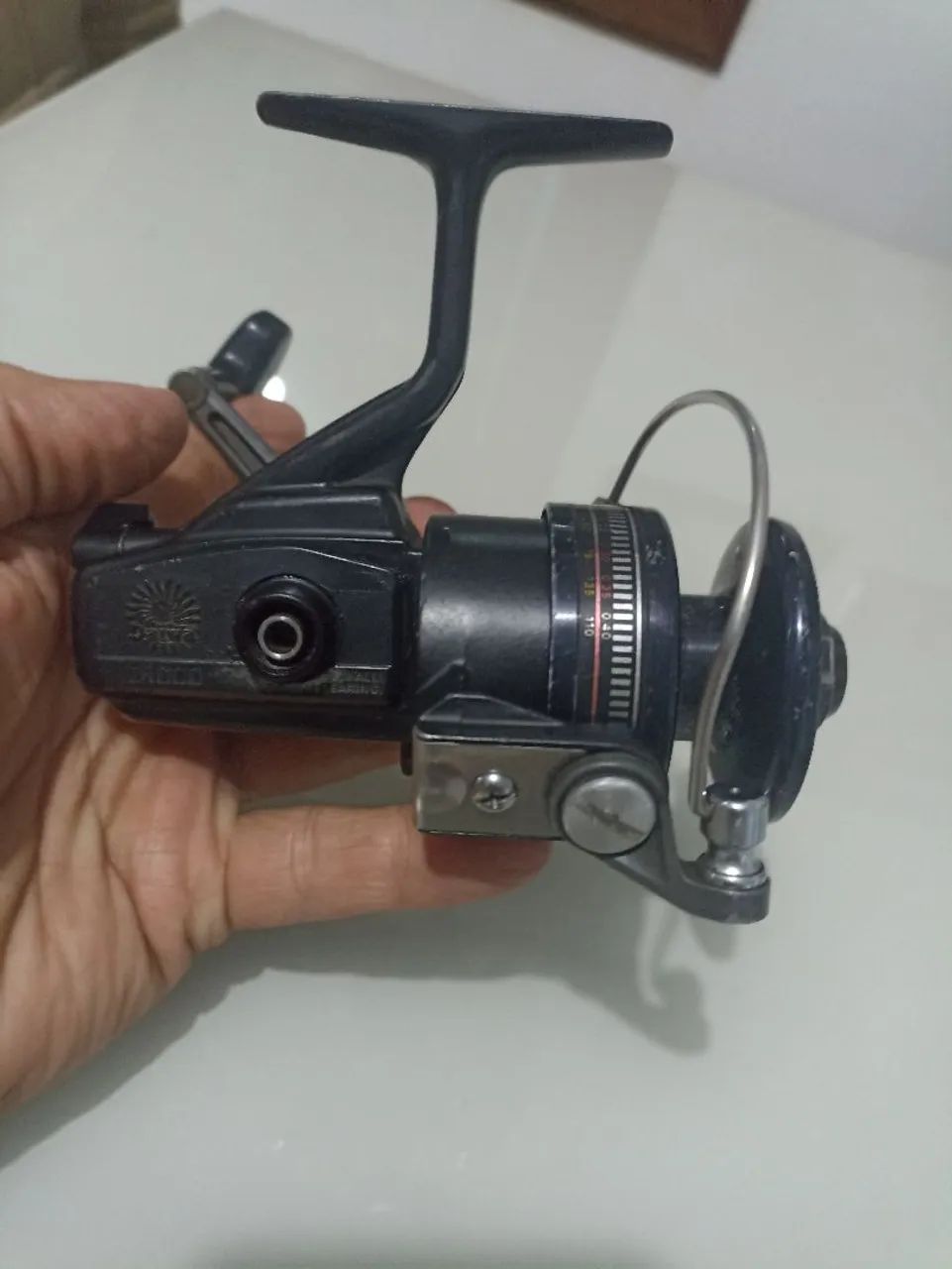 Molinete de pesca Daiwa D1600 mesmo BG15  - Foto 6