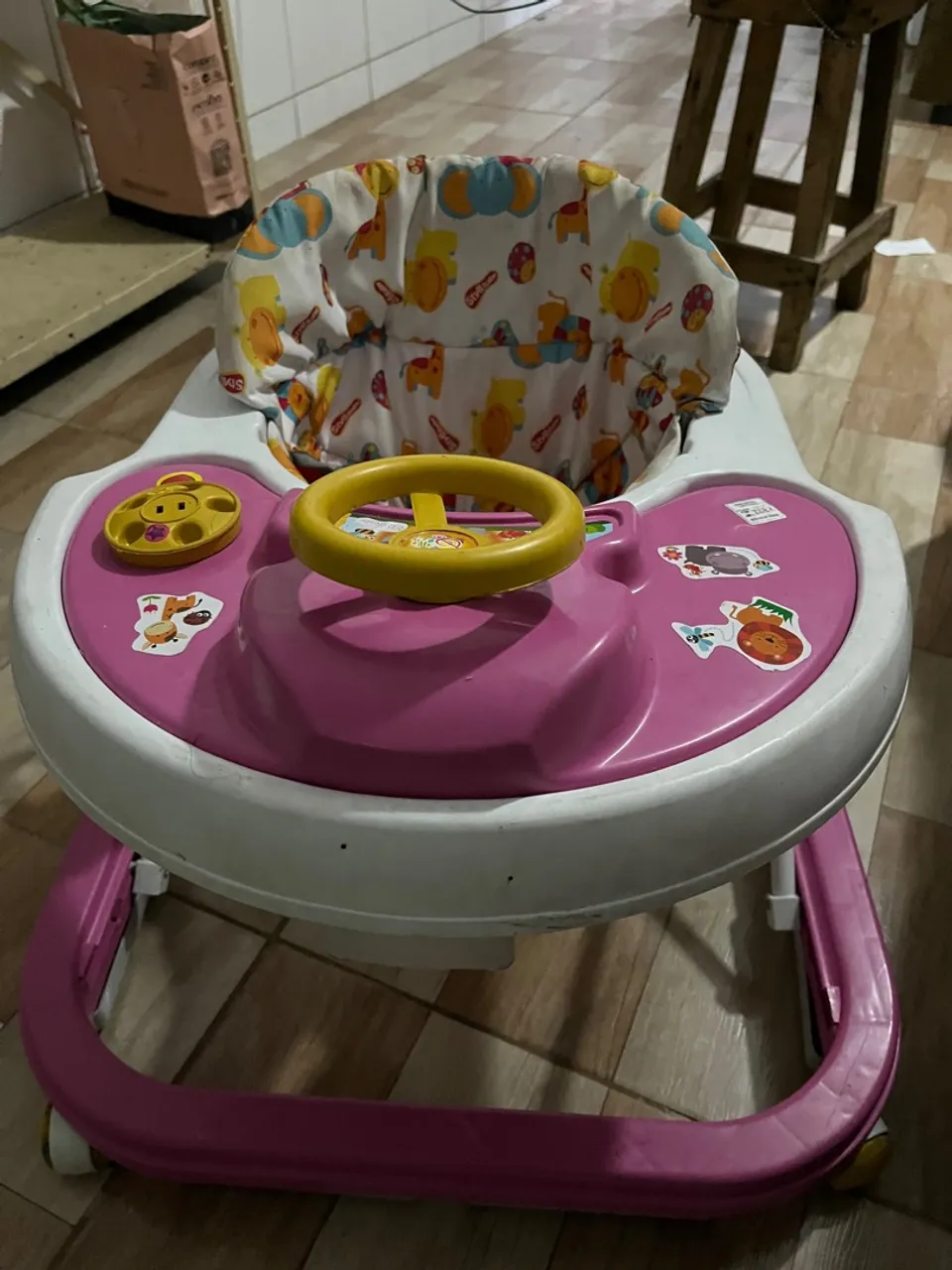 Andador para bebê com design divertido