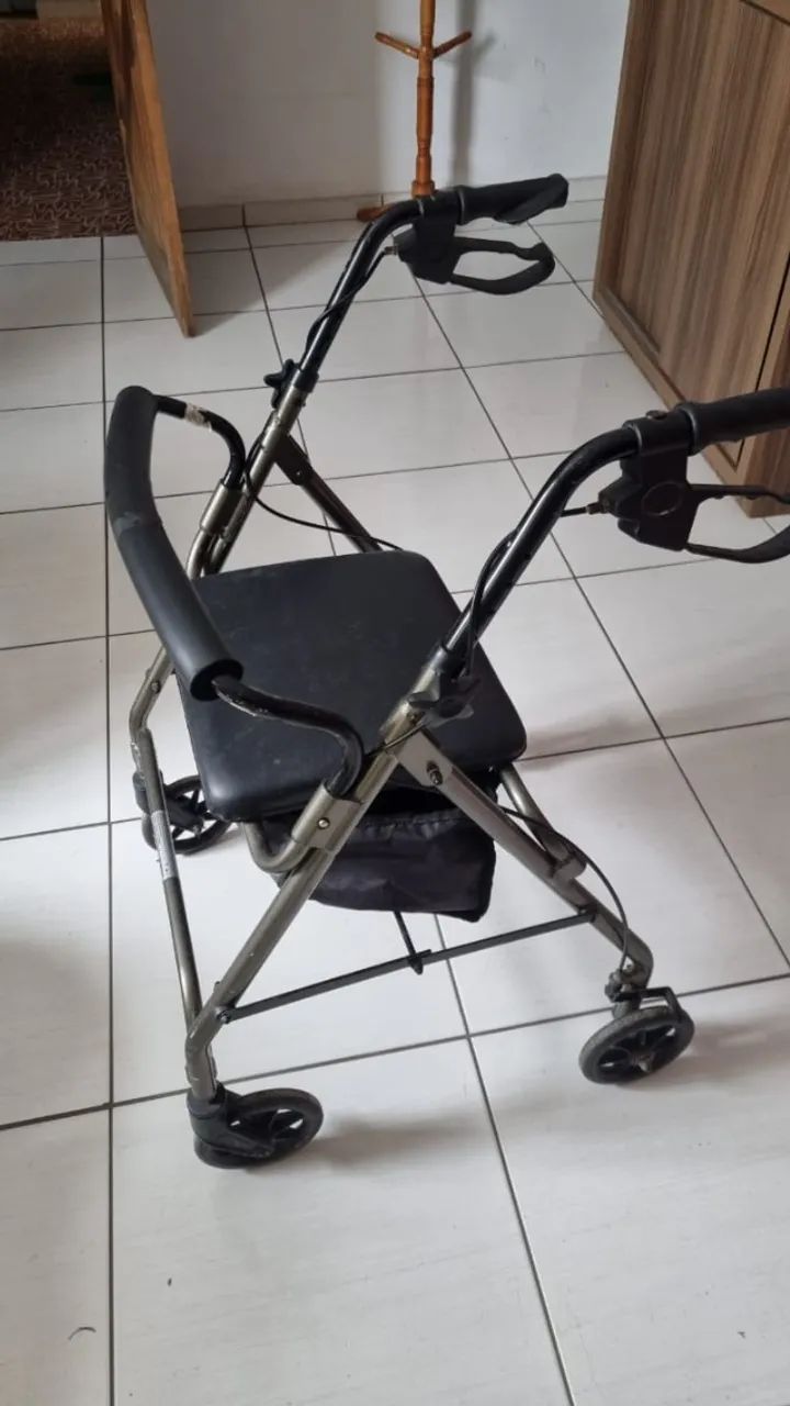 Andador com rodinha e assento usado em excelente estado - Foto 2