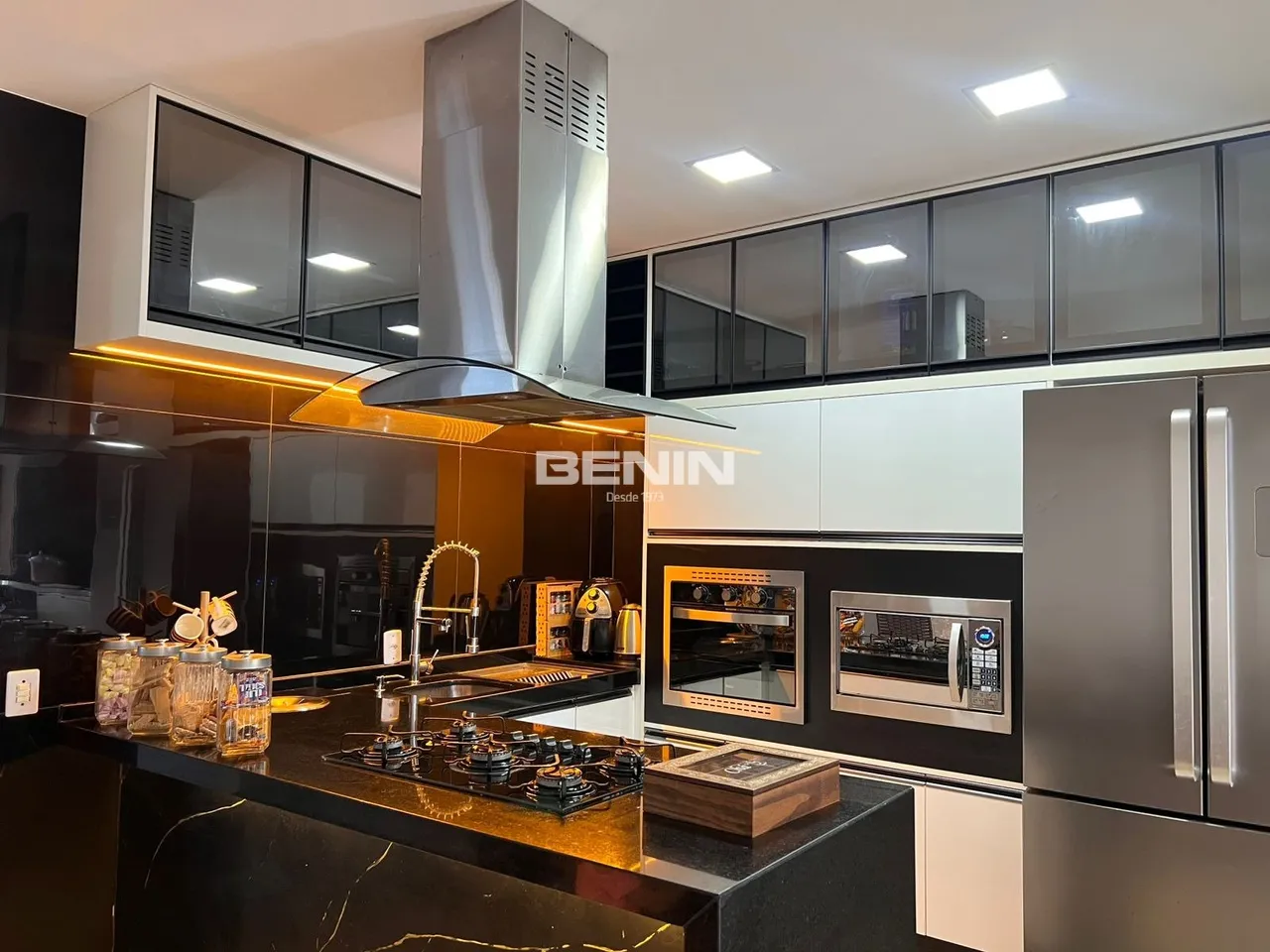 Venda de Sobrado em Canoas-RS, bairro Igara com 112.96m² Área Const. Venda de Sobrado em C