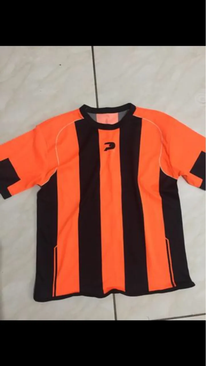 Camisa esportiva laranja e preta
