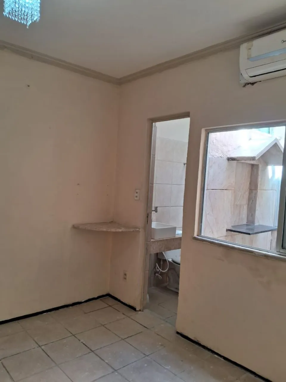 Quartos para aluguel com quarto, cozinha e área comunitária. Familiar.