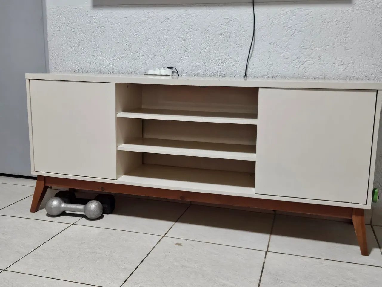 Rack para TV com design moderno e prateleiras