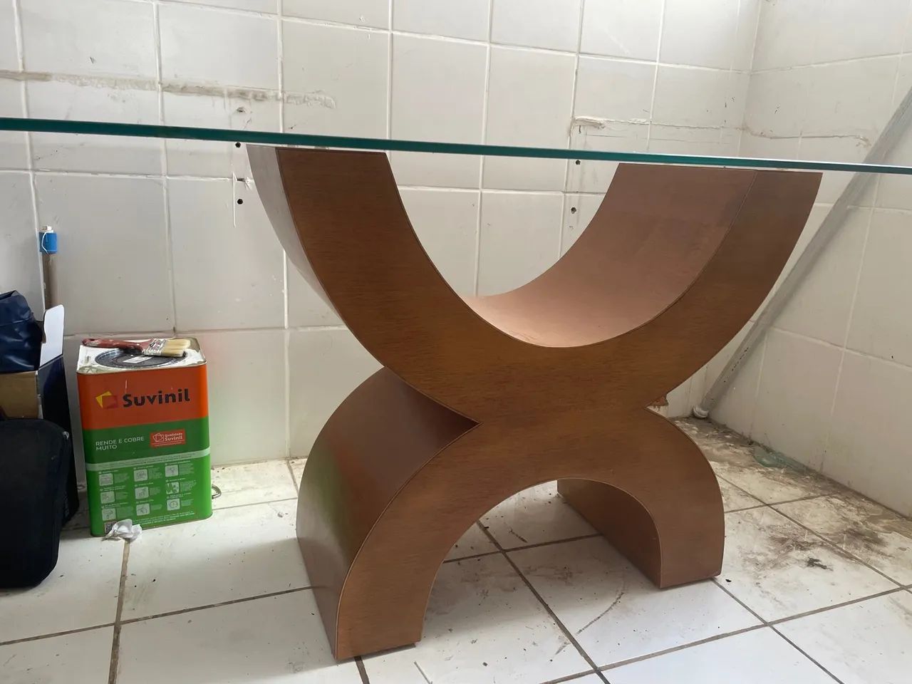 Mesa de centro de vidro com base em madeira - Foto 2