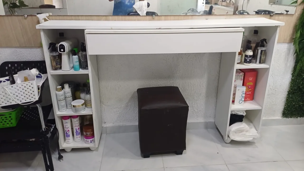 Balcão para salão de beleza com prateleiras