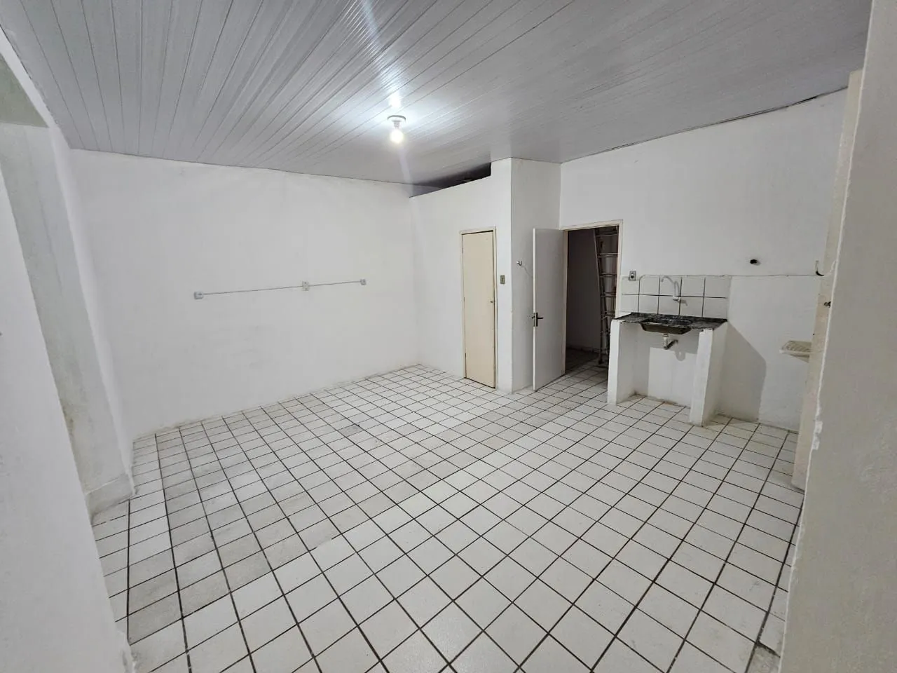 Alugo quarto grande com banheiro
