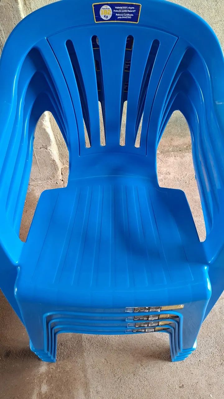 Cadeira Plástica Azul Resistente - Foto 3