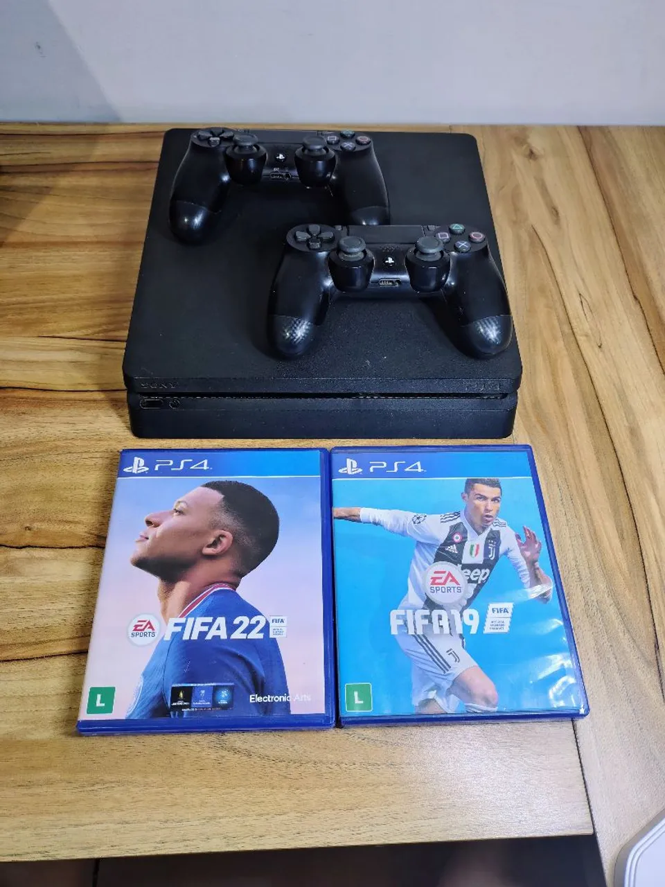 Playstation 4 Slim 1TB com 2 jogos e 2 controles