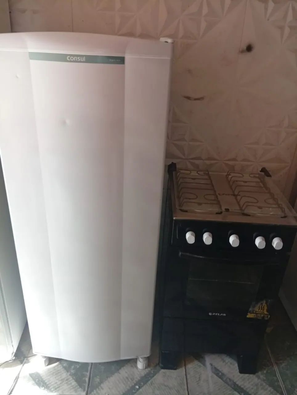 KIT GELADEIRA + FOGÃO 4 BOCAS FUNCIONANDO PERFEITAMENTE 