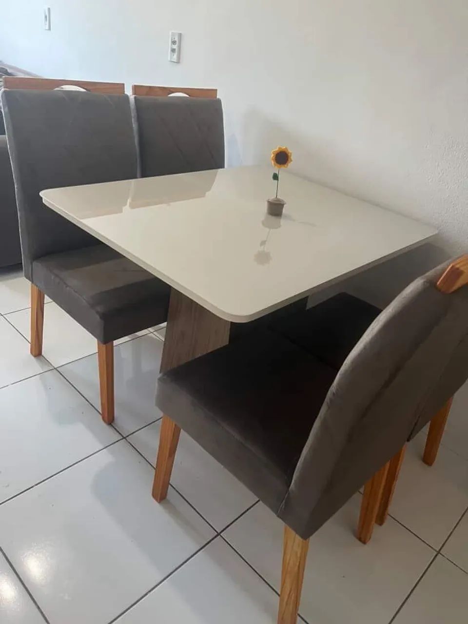 Mesa de Jantar Elegante com Cadeiras - Impecável! - Foto 4