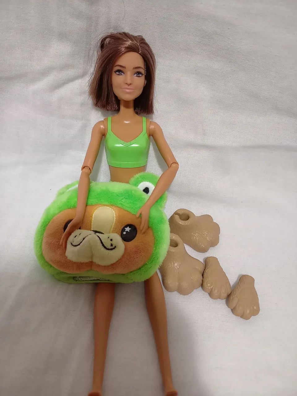 Barbie Club Chelsea Puppe – Brünett Im Avocado-Kostüm – Mit Kätzchen & Schlüsselband – Spielzeug Für Kinder Ab 3 Jahre