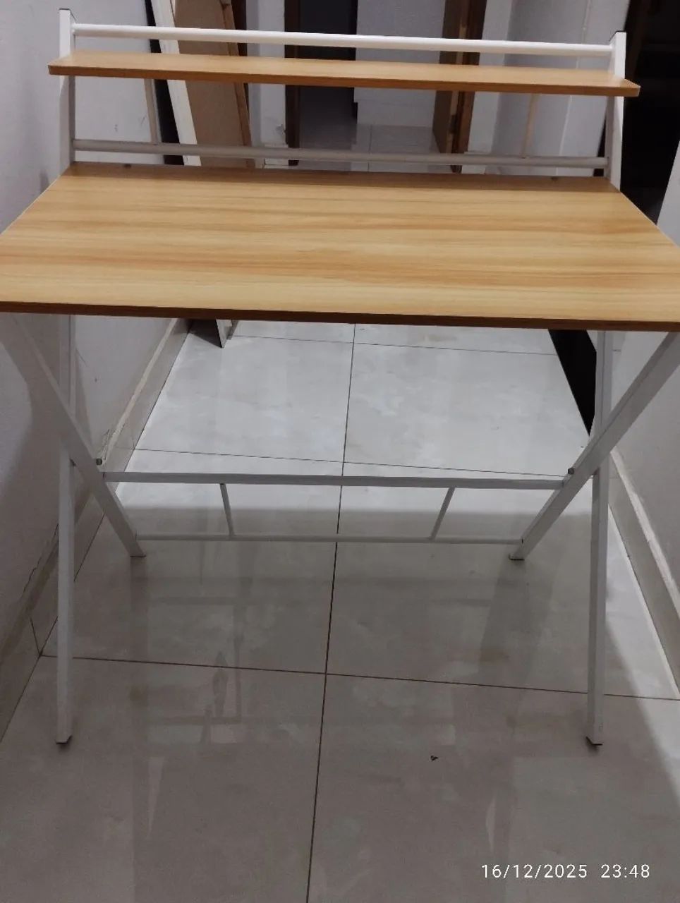 Mesa de estudos dobrável semi nova 64840777787778123