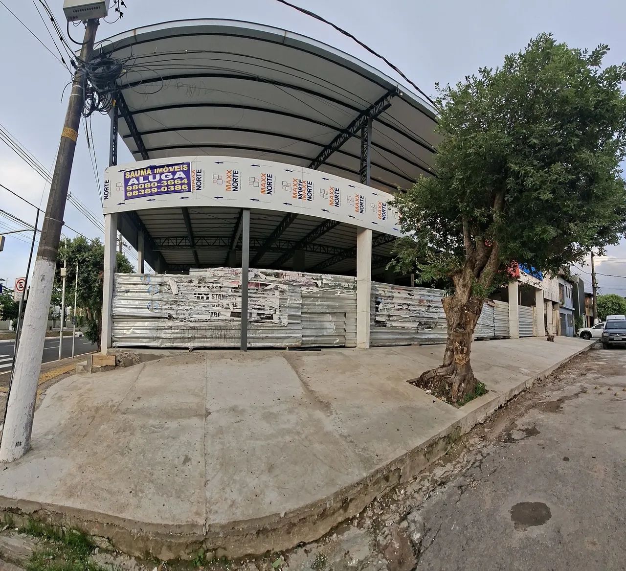 Alugo Prédio de Esquina