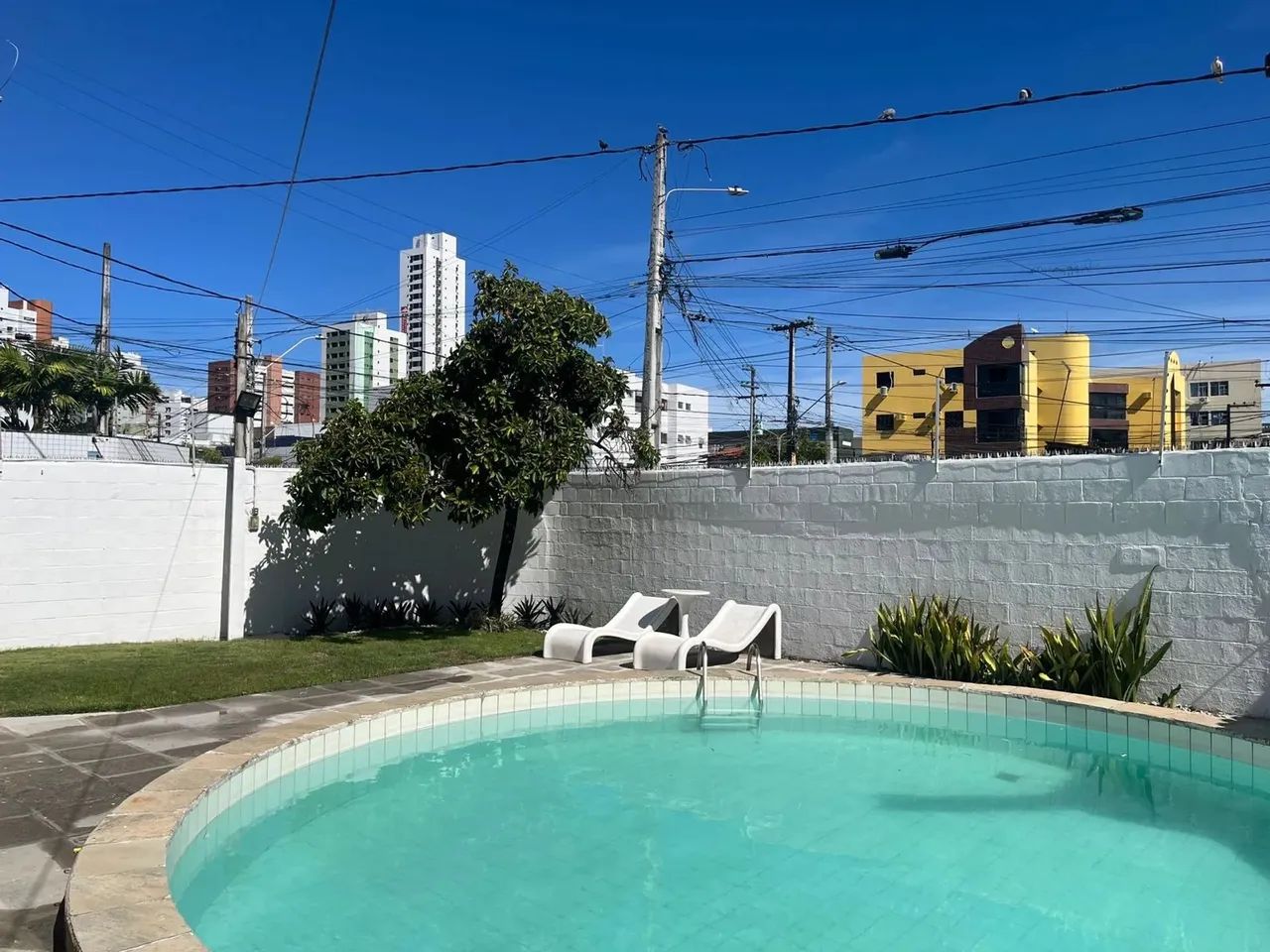 Linda casa com piscina e amplo terreno - Foto 2