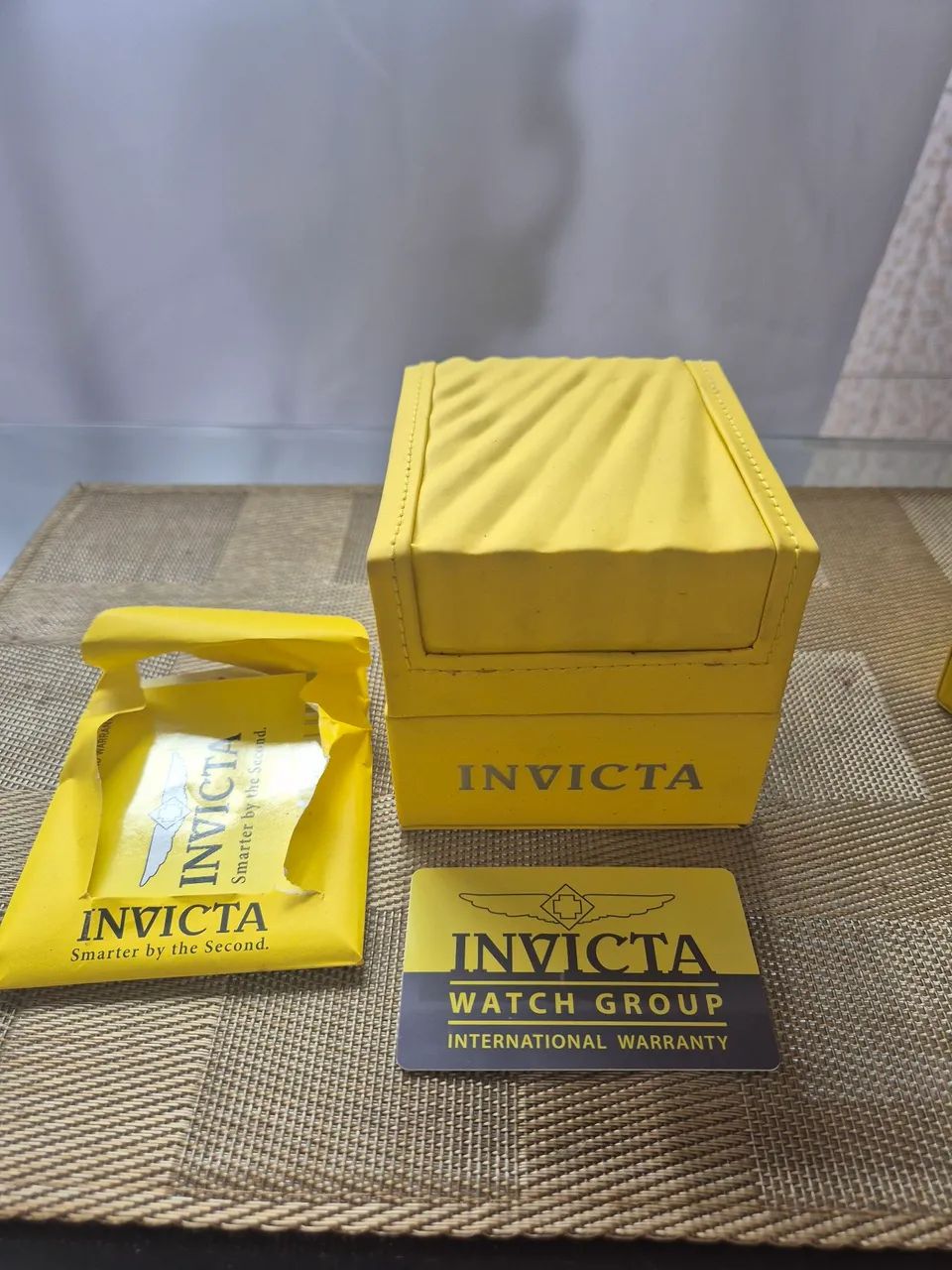 Caixa pequena Invicta com manual 