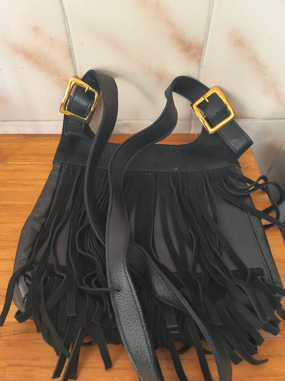 Bolsa preta em couro com franjas - Foto 3