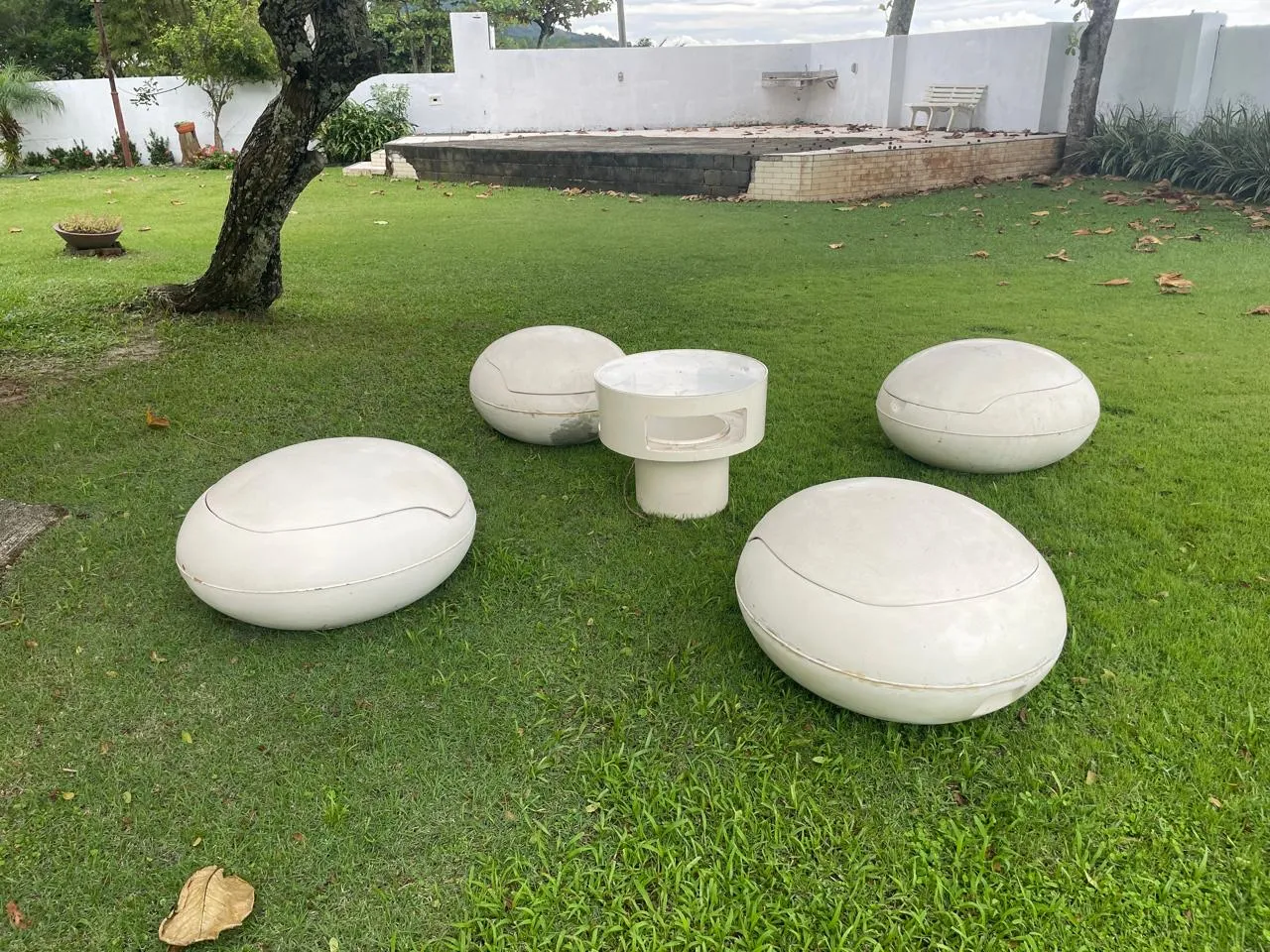 Conjunto 4 cadeiras Eggs com mesa de centro