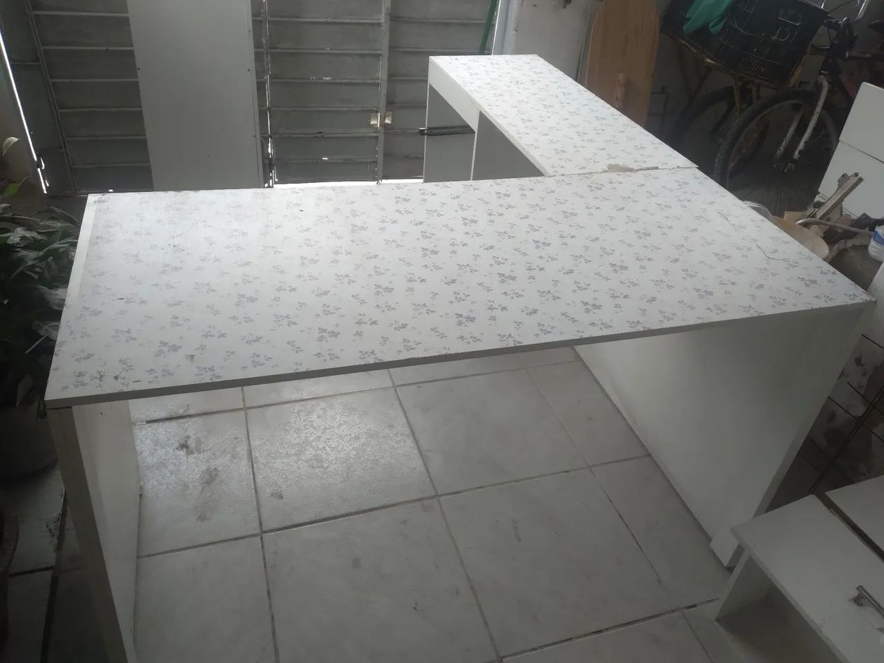 Mesa para nail design de unhas,  usada e com pequenas avarias 