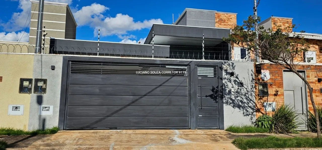 Casa com piscina, armários em ótima localização!