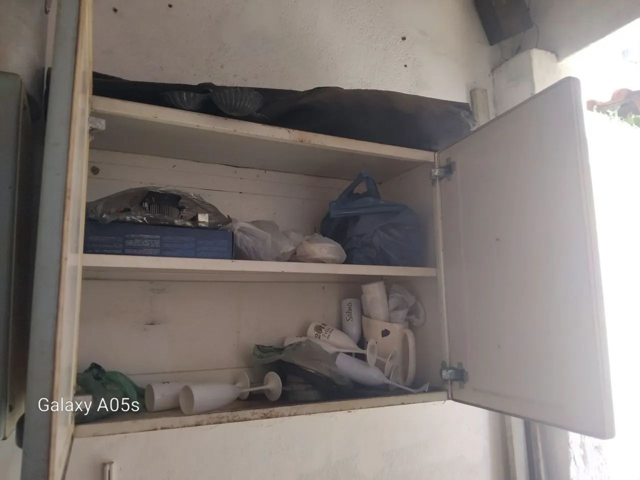 2 )Armario de cozinha ,precisando de pinturas 