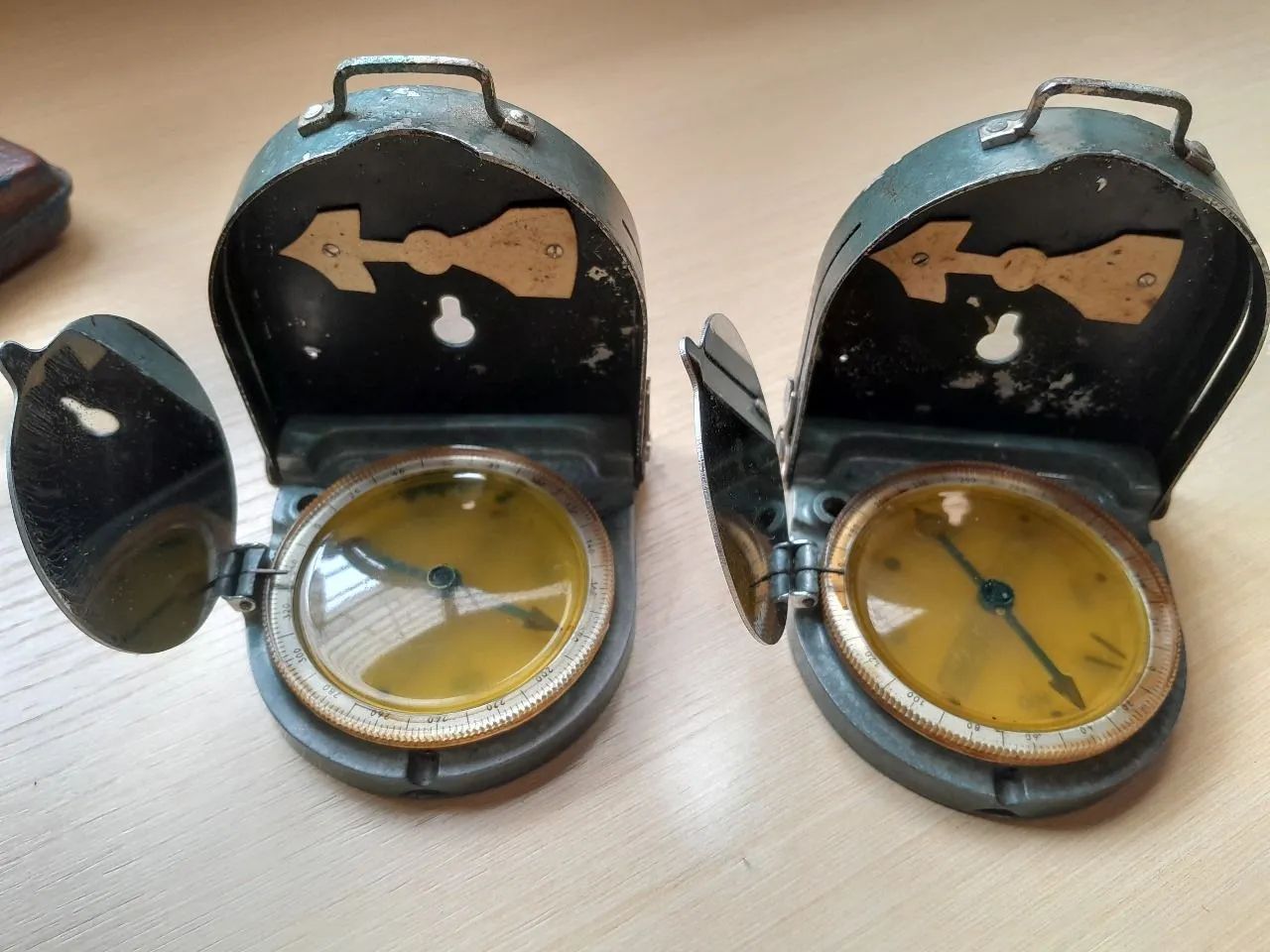 ANTIGUIDADE Conjunto de bússolas alemãs SEGUNDA GUERRA MUNDIAL Bezard da década de 1940/50 - Foto 2