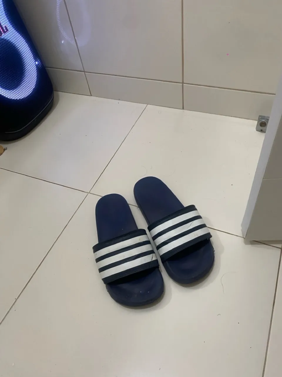 Chinelo Adidas Azul com Listras Brancas