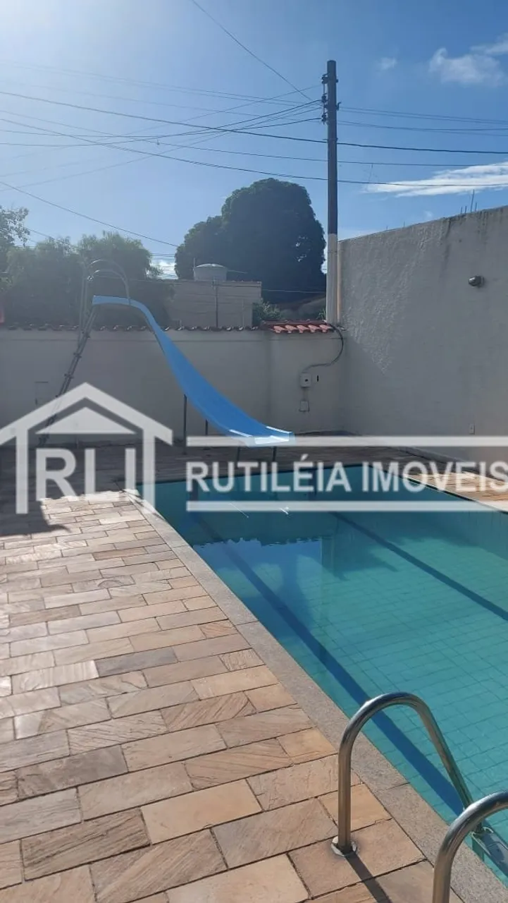 Rutileia Imóveis vende excelente casa com piscina e 3 quartos sendo um deles suíte e 3 vgs