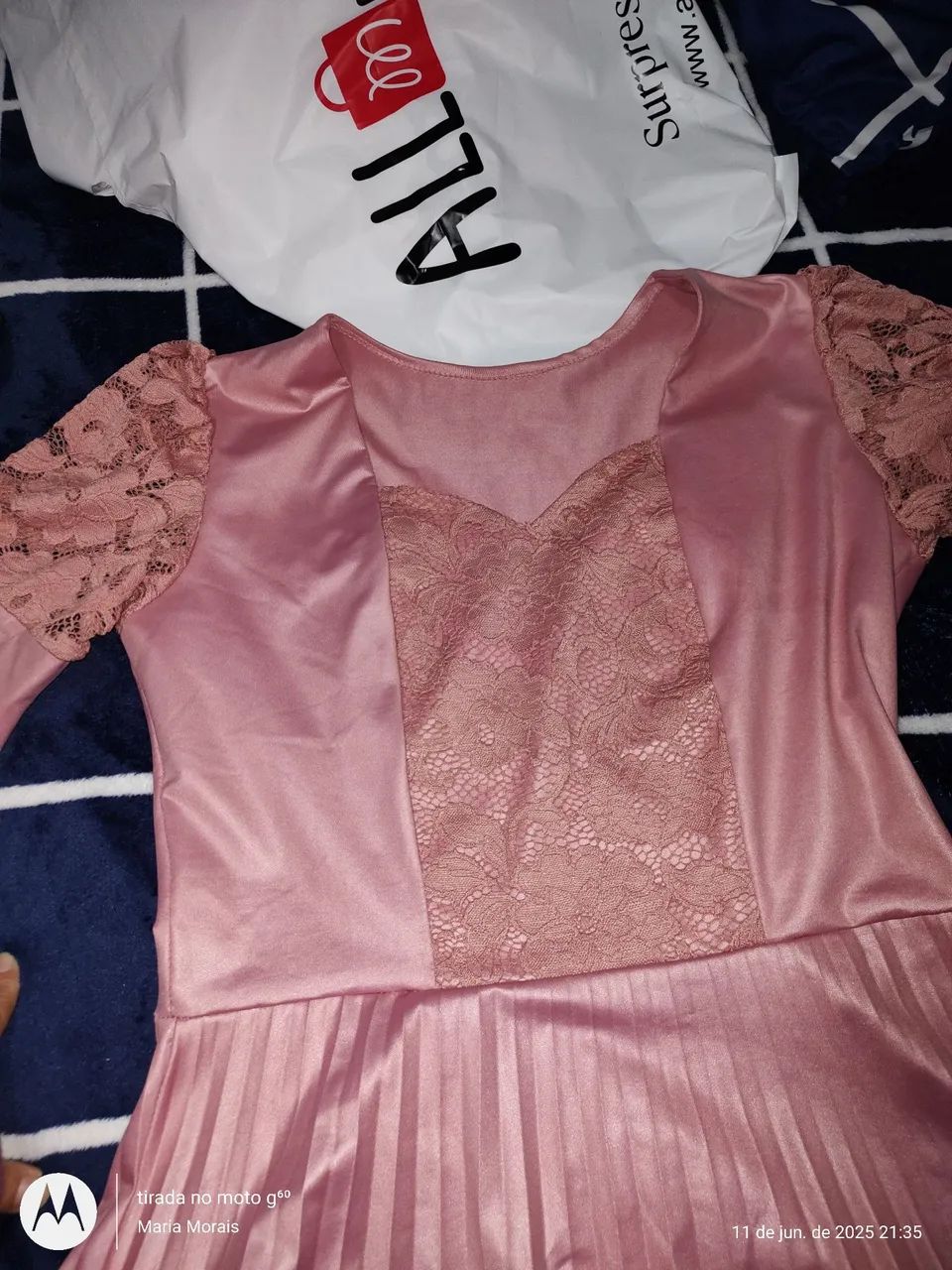 Vestido Rosa com Detalhe em Renda - Foto 2