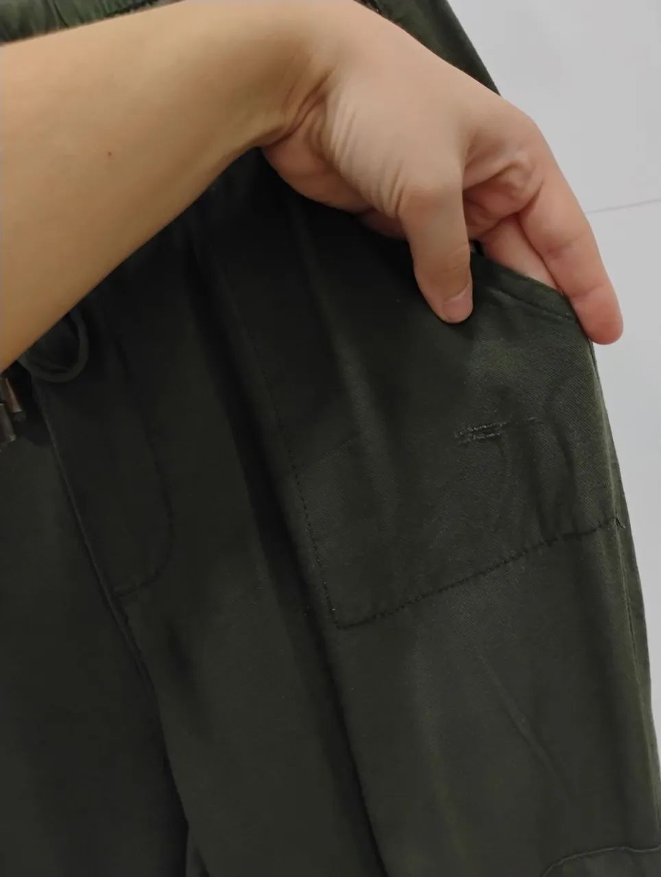 Calça Feminina Cargo Jogger verde militar - Foto 3