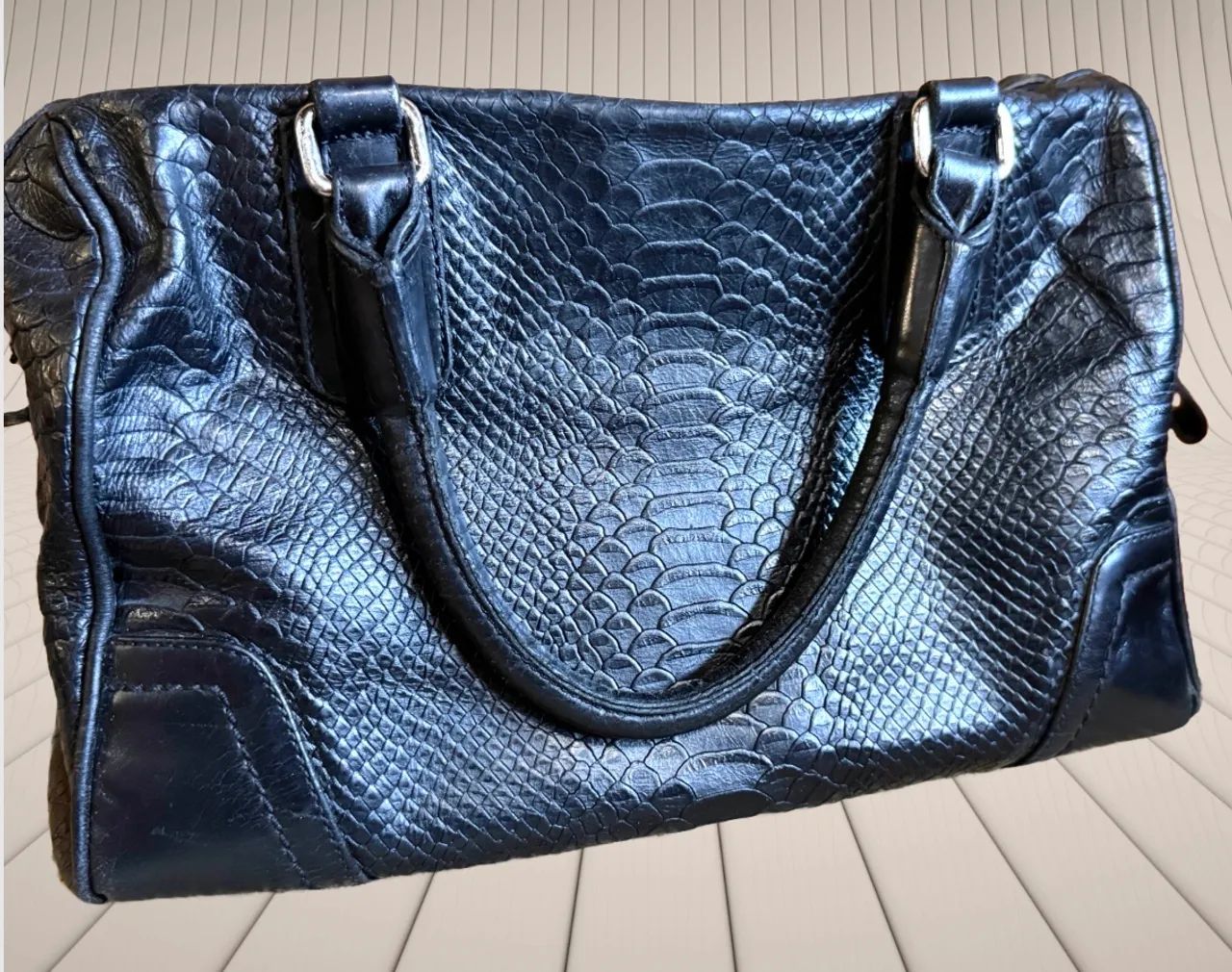 Bolsa de Mão Griffazzi em Couro Croco Preto - Foto 2
