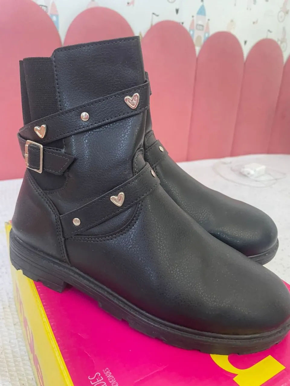 Bota Preta Infantil com Detalhes de Coração