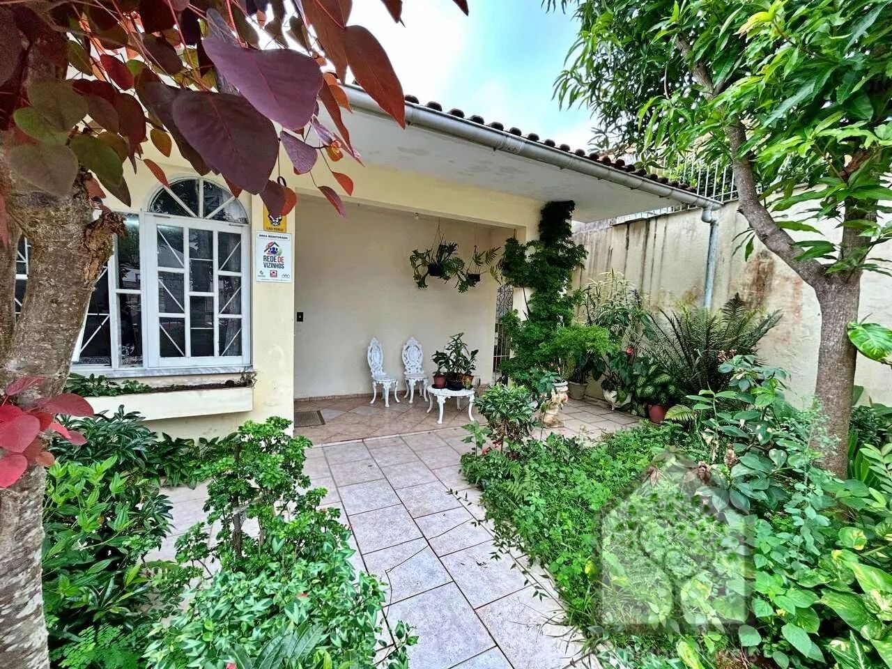 Casa à venda com 3 quartos, quintal arborizado e espaço gourmet - Foto 2