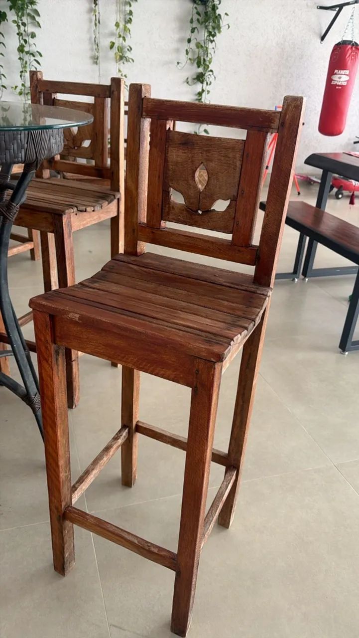 Vendo banqueta de madeira 