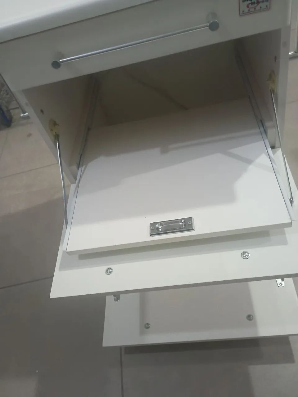 Cômoda com fechamento.