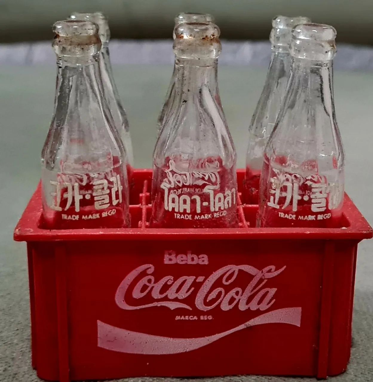 Caixinha com Coca-Cola e uma mini Coca-Cola (made France).
