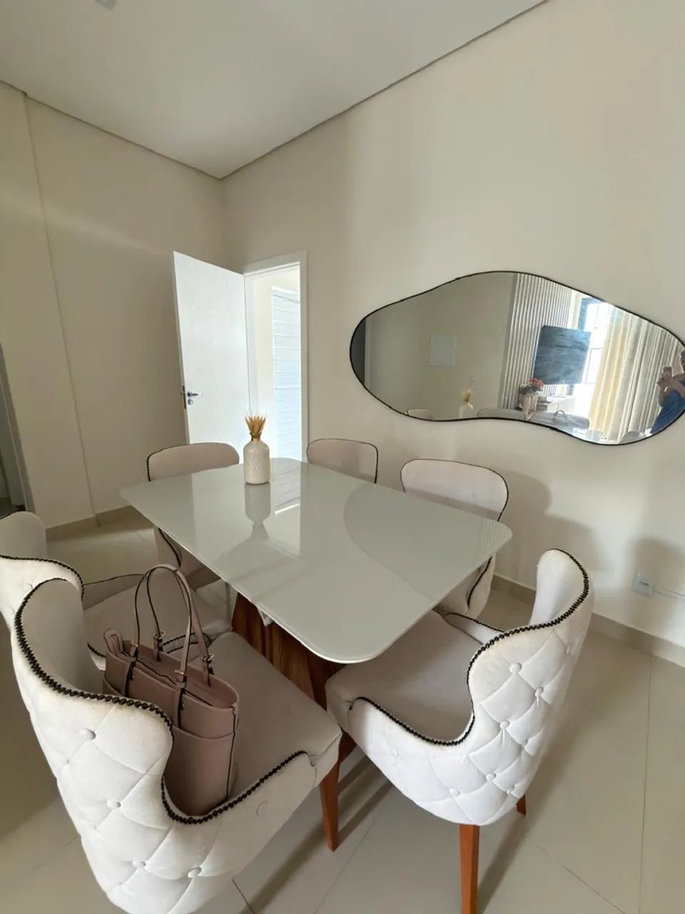 Vende-se linda mesa de jantar de 4 lugares