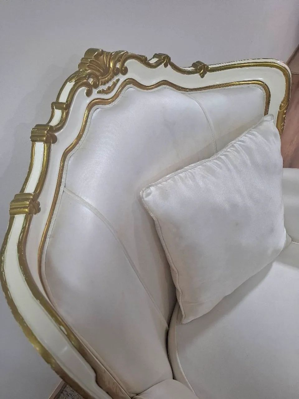 Conjunto de sofá no estilo Luís XV branco com detalhes dourados - Foto 4