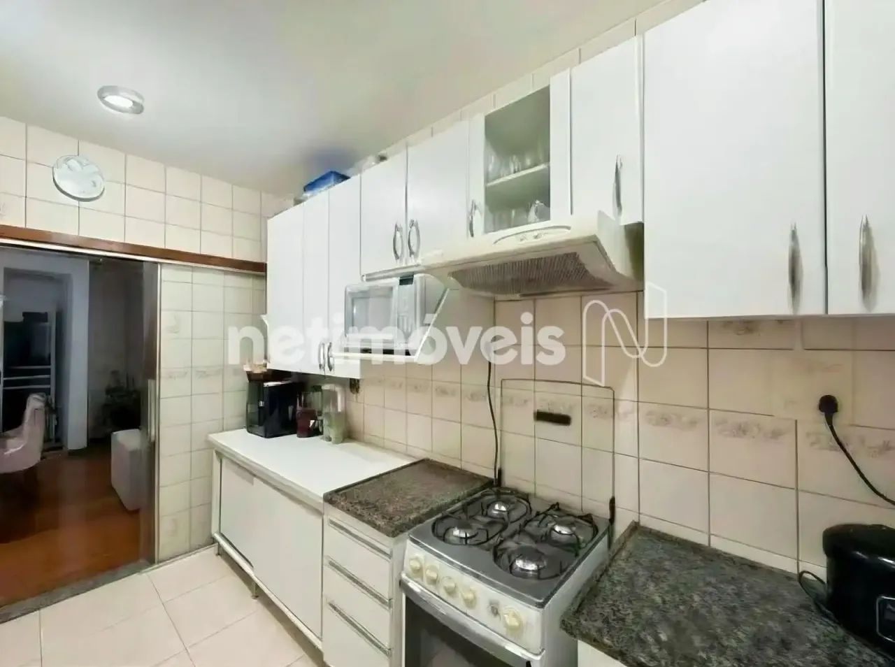 Apartamento de 2 quartos, bem ventilado, com varanda, 2 vagas cobertas e excelente distrib