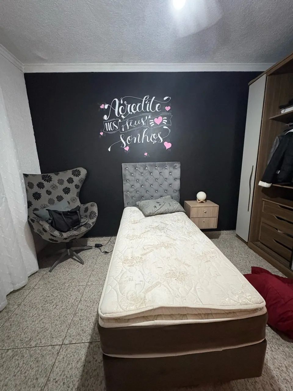 Cama de solteiro e cabeceira