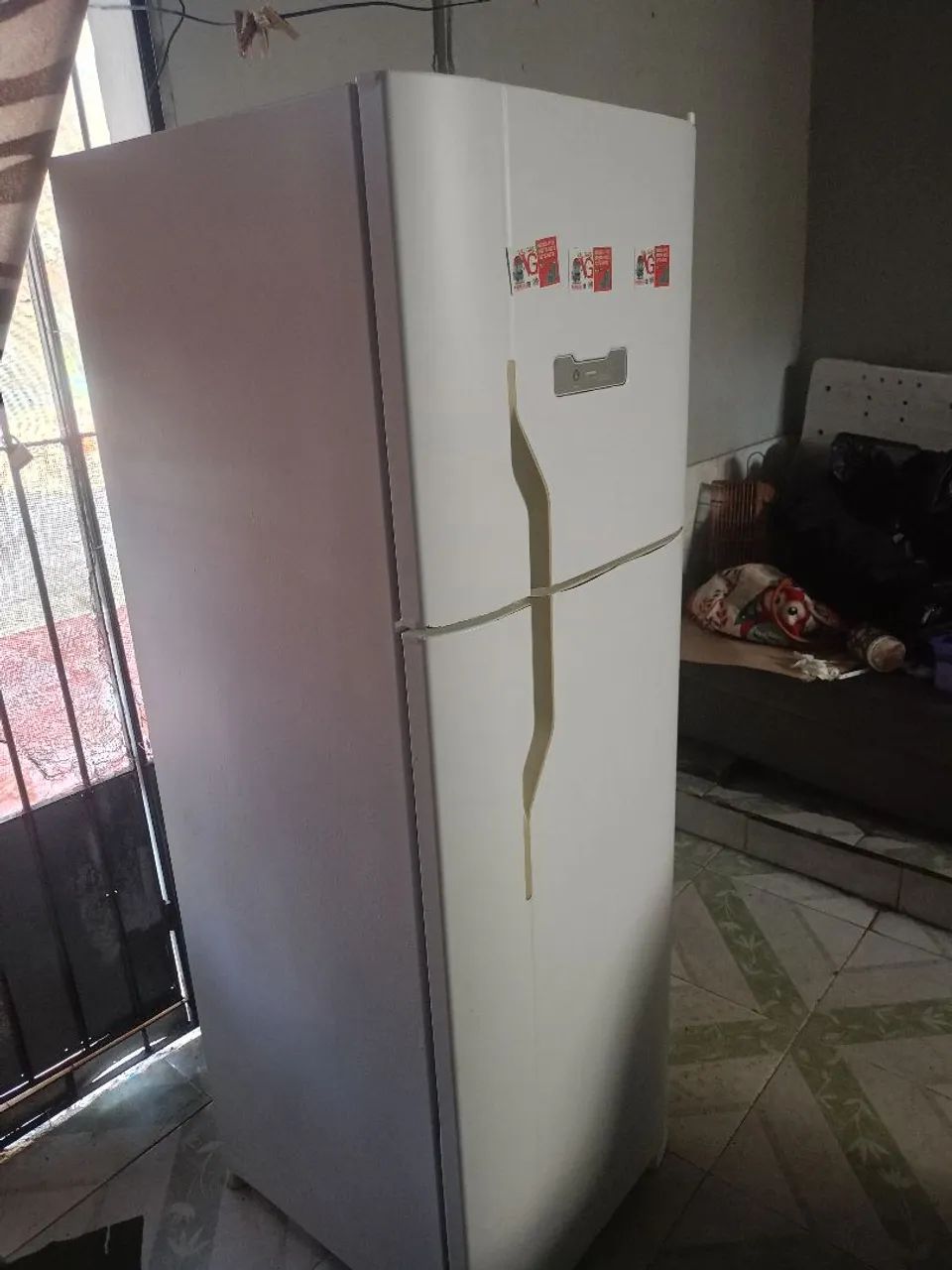 Vendo geladeira funcionando perfeitamente,ela e 220 