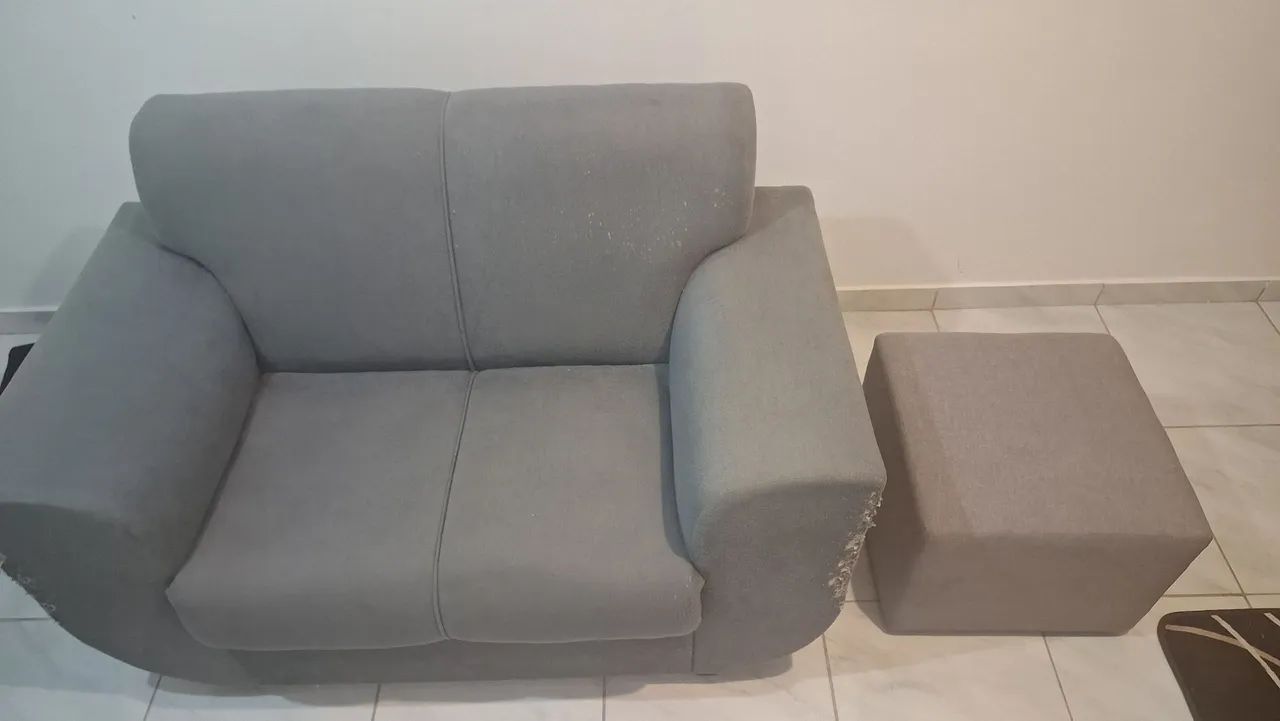 Sofá 2 lugares + puff