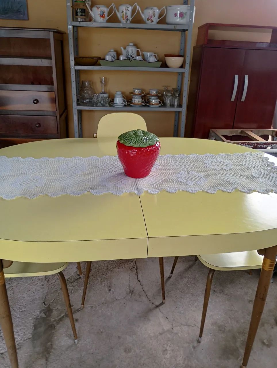 Antiga mesa de formica com 3 cadeiras 